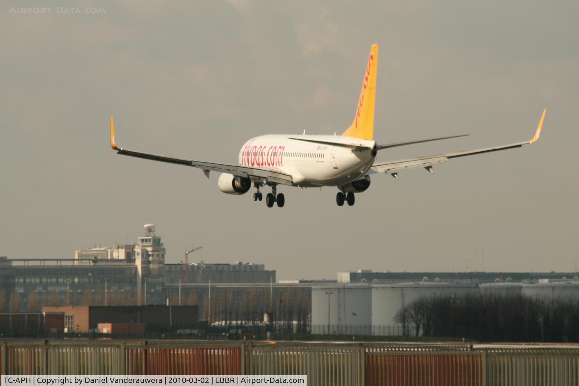 TC-APH, 2001 Boeing 737-8S3 C/N 29250/792, Flight H9 801 is descending to RWY 25L