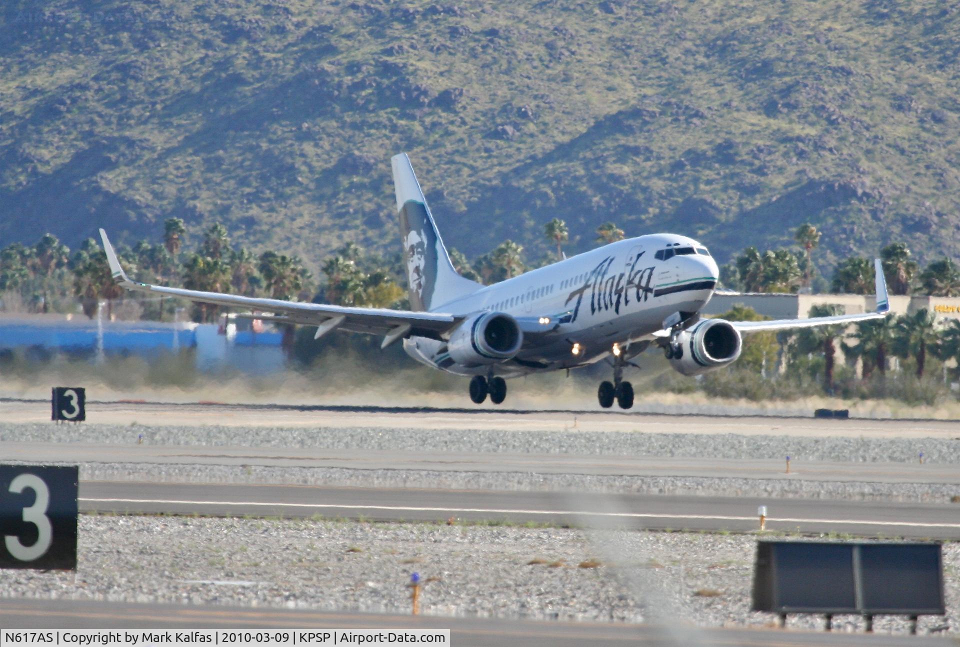 N617AS, 2000 Boeing 737-790 C/N 30542, Alaska Airlines Boeing 737-790, ASA591 to KPDX, 31L departure KPSP-note the fuel leaking from the right wing.