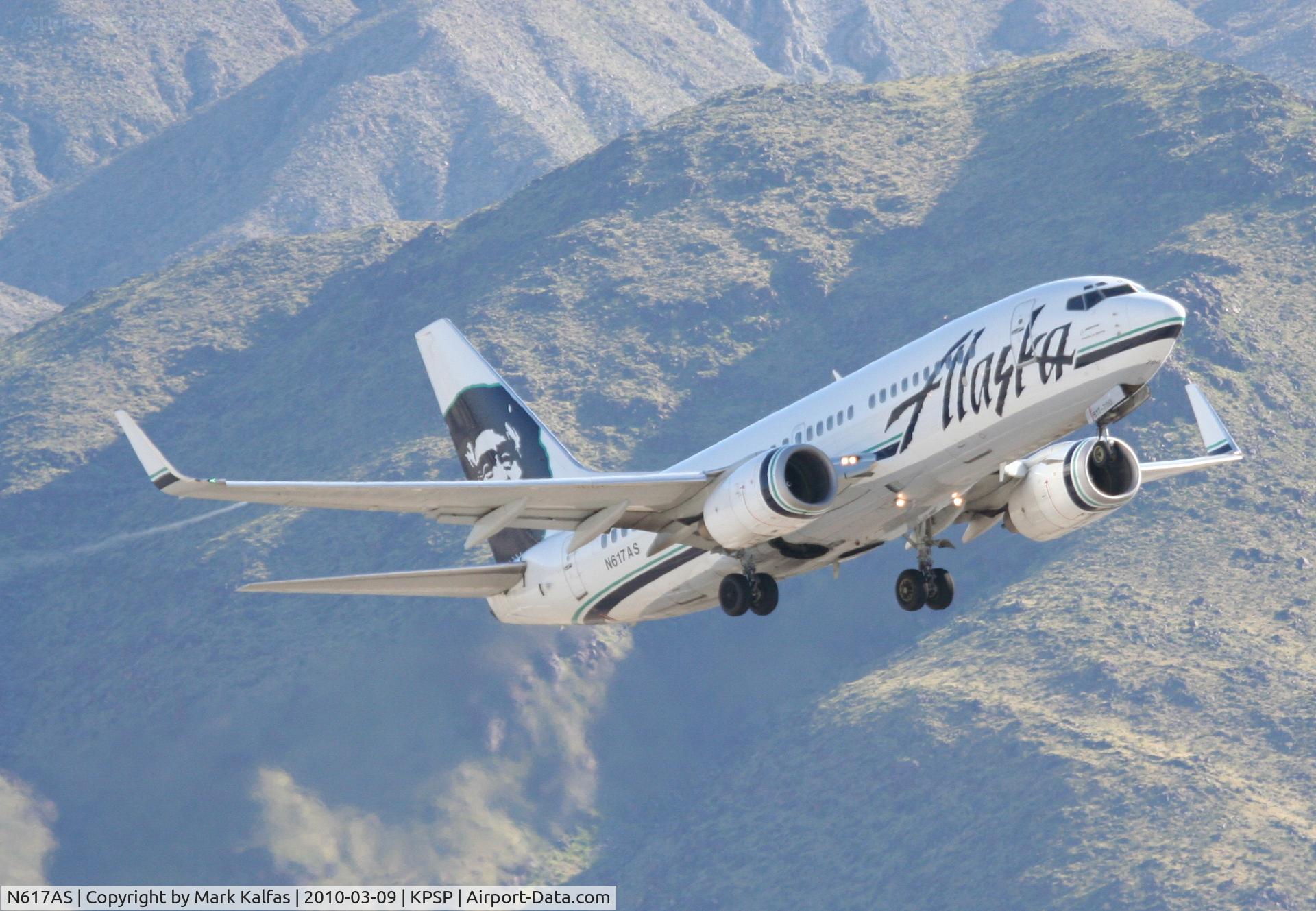 N617AS, 2000 Boeing 737-790 C/N 30542, Alaska Airlines Boeing 737-790, ASA591 to KPDX, 31L departure KPSP-note the fuel leaking from the right wing.