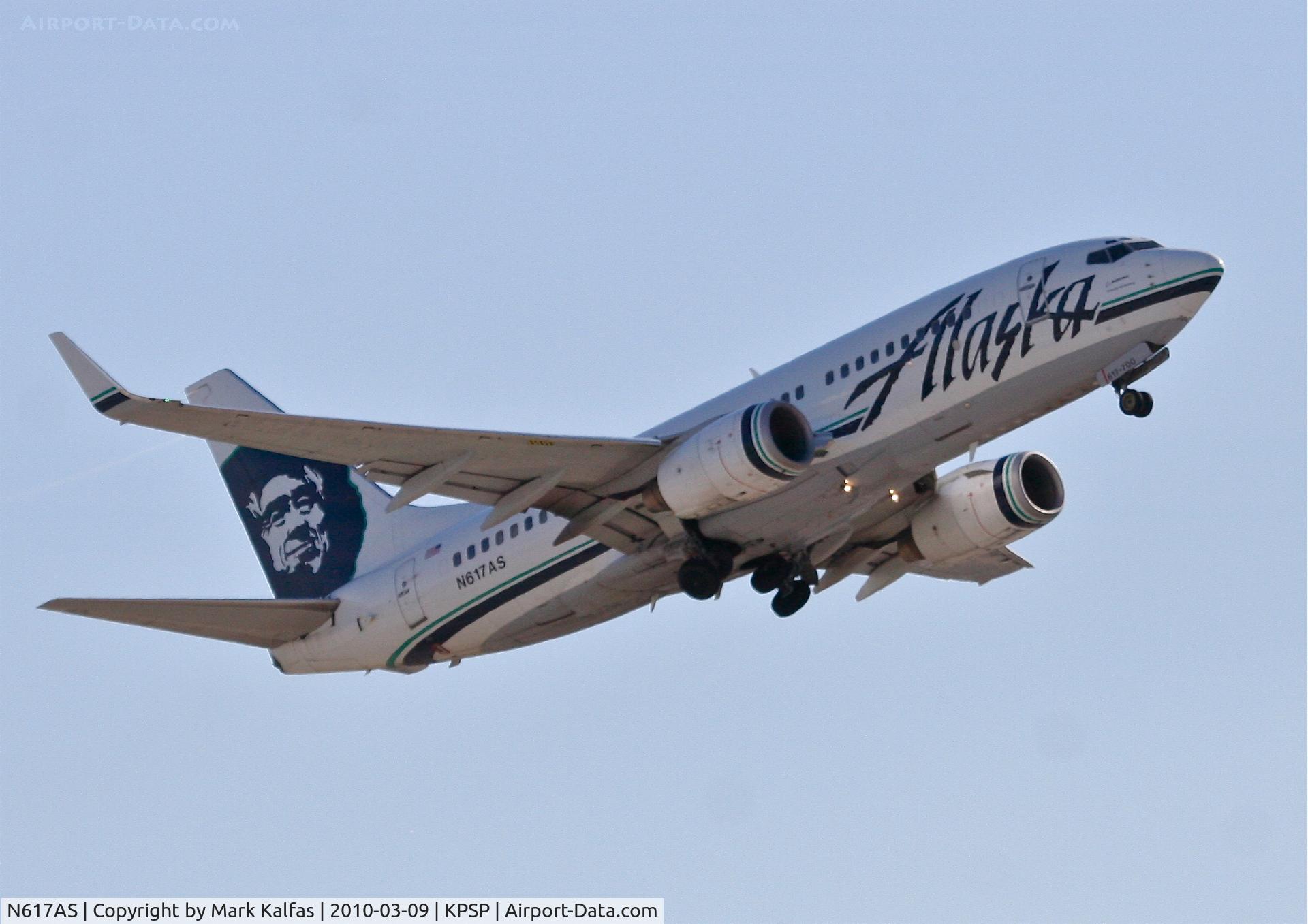 N617AS, 2000 Boeing 737-790 C/N 30542, Alaska Airlines Boeing 737-790, ASA591 to KPDX, 31L departure KPSP-note the fuel leaking from the right wing.