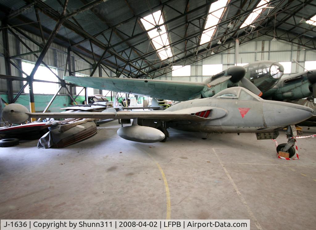 J-1636, De Havilland (F+W Emmen) DH-112 Venom FB.54 C/N 846, Stored at Dugny