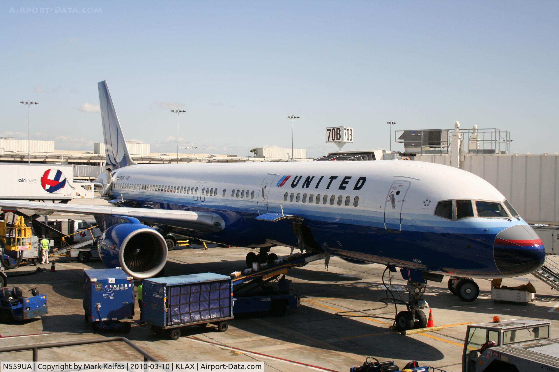 N559UA, 1992 Boeing 757-222 C/N 26657, United Airlines Boeing 757-222, N559UA, UAL843J at gate 70B KLAX preparing for a trip to KORD>