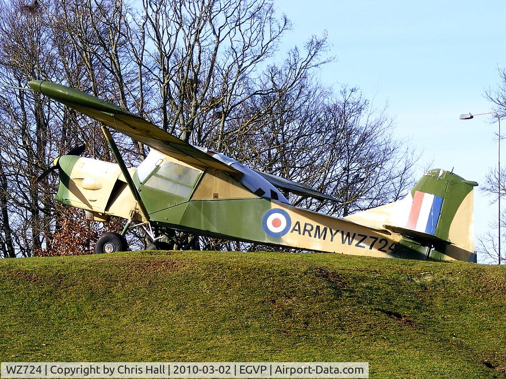 WZ724, 1955 Auster AOP.9 C/N B5/10/50, AAC Middle Wallop gate guard