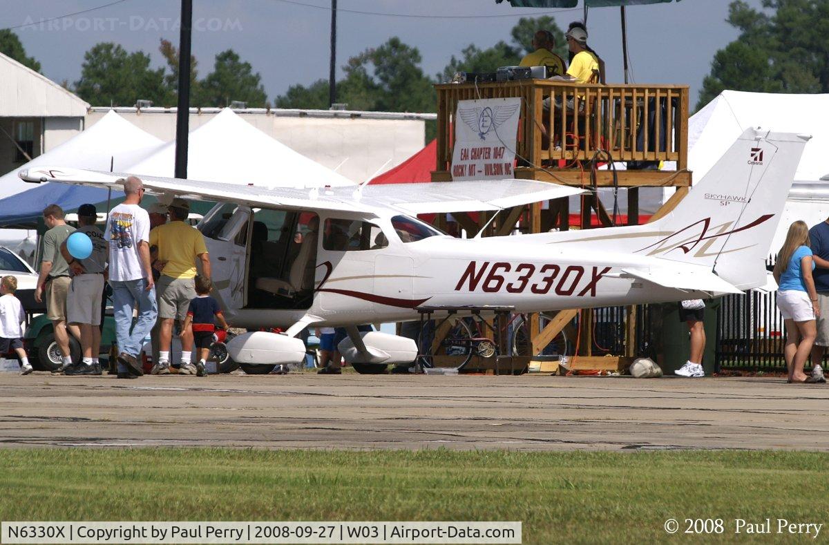 N6330X, 2008 Cessna 172S C/N 172S10776, Getting alot of attention