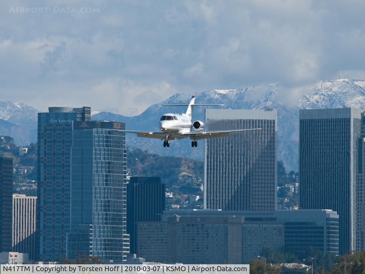 N417TM, 2004 Raytheon Hawker 800XP C/N 258657, N417TM on short final for RWY 21