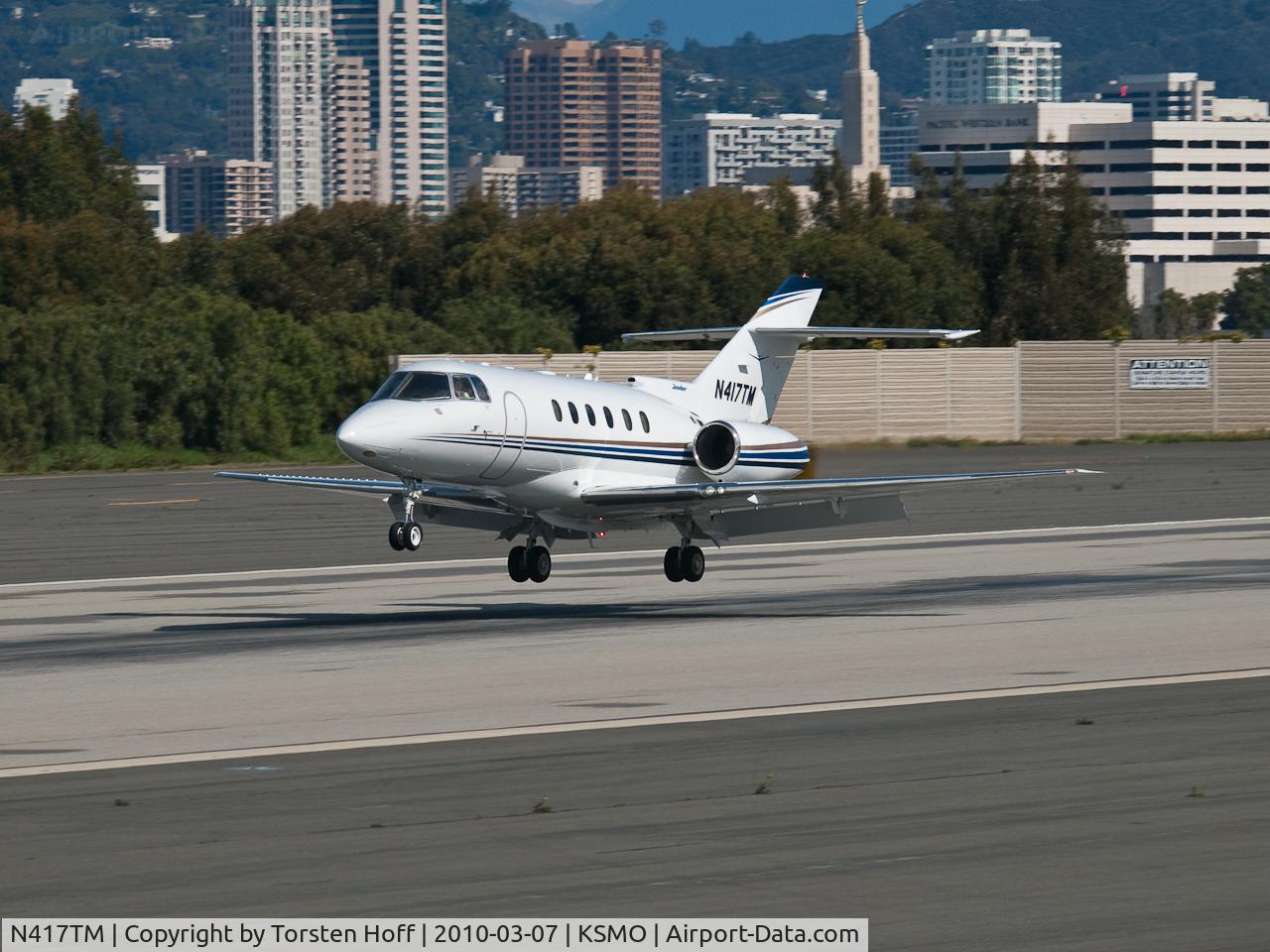 N417TM, 2004 Raytheon Hawker 800XP C/N 258657, N417TM arriving on RWY 21