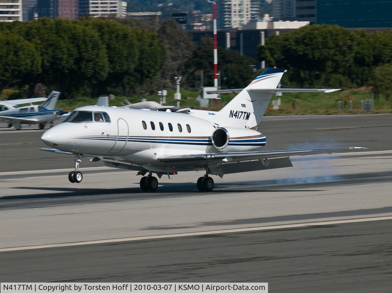 N417TM, 2004 Raytheon Hawker 800XP C/N 258657, N417TM arriving on RWY 21