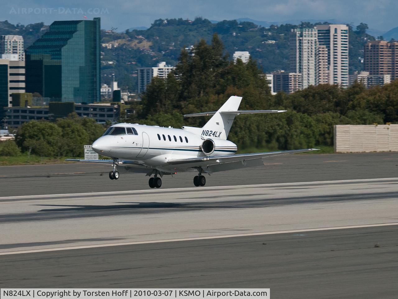 N824LX, 2005 Raytheon Hawker 800XP C/N 258740, N824LX arriving on RWY 21