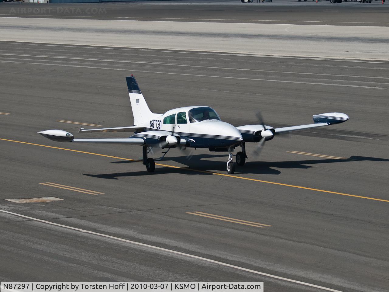 N87297, 1975 Cessna 310R C/N 310R0506, N87297 taxiing