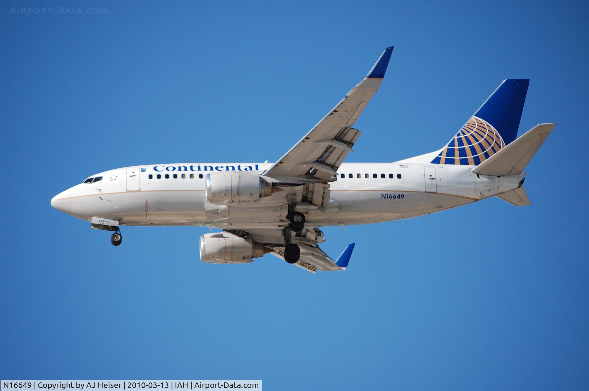 N16649, 1997 Boeing 737-524 C/N 28910, Short final 26L