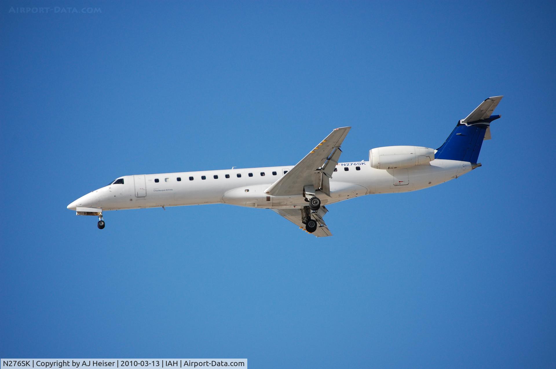 N276SK, 2000 Embraer ERJ-145LR (EMB-145LR) C/N 145348, Short final 26L