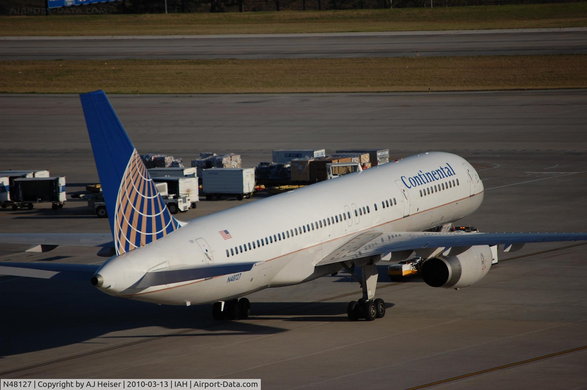 N48127, 1998 Boeing 757-224 C/N 28968, Tugged out of E terminal