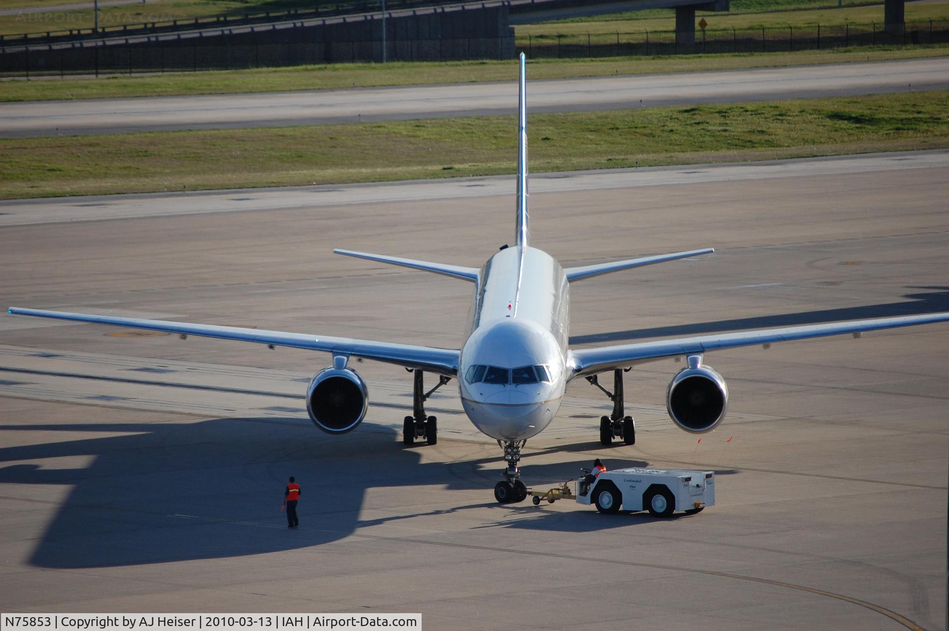 N75853, 2002 Boeing 757-324 C/N 32812, Pushing back