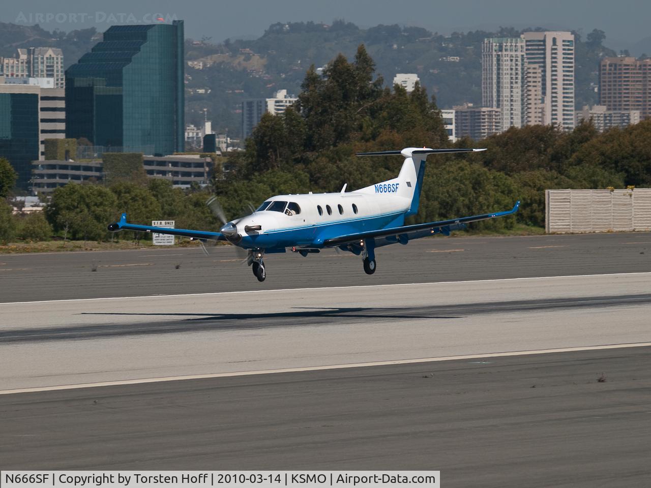 N666SF, 2000 Pilatus PC-12/45 C/N 354, N666SF arriving on RWY 21