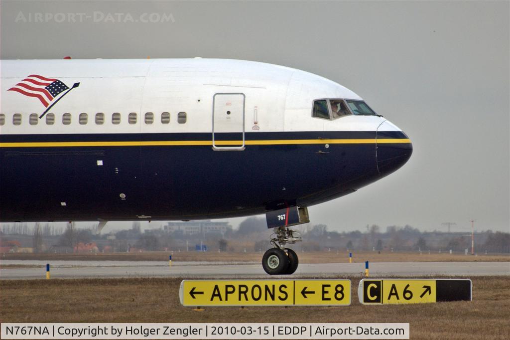 N767NA, 1996 Boeing 767-324 C/N 27569, On taxiway to runway 26R
