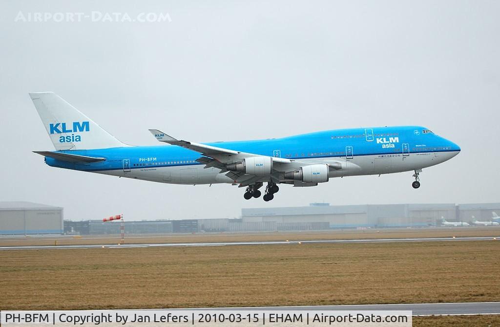 PH-BFM, 1992 Boeing 747-406BC C/N 26373, 747 landing in the rain