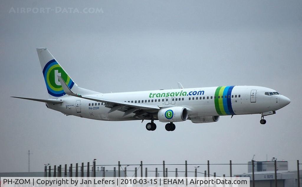 PH-ZOM, 2009 Boeing 737-8K2 C/N 29677, Transavia landing in the rain