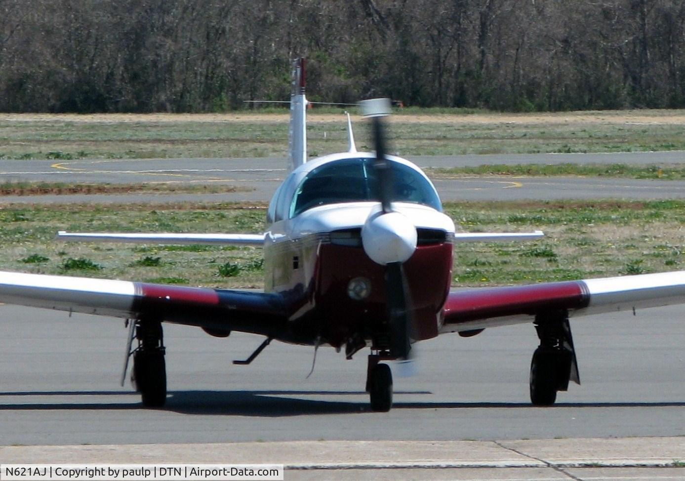 N621AJ, 1977 Mooney M20J 201 C/N 24-0314, Taxiing after landing at Downtown Shreveport.