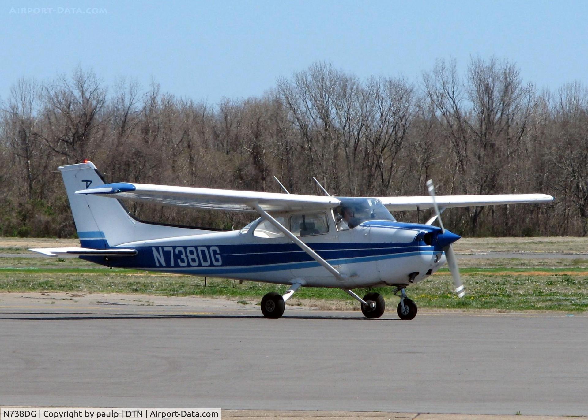 N738DG, 1977 Cessna 172N C/N 17269891, Taxiing in after landing at Downtown Shreveport.