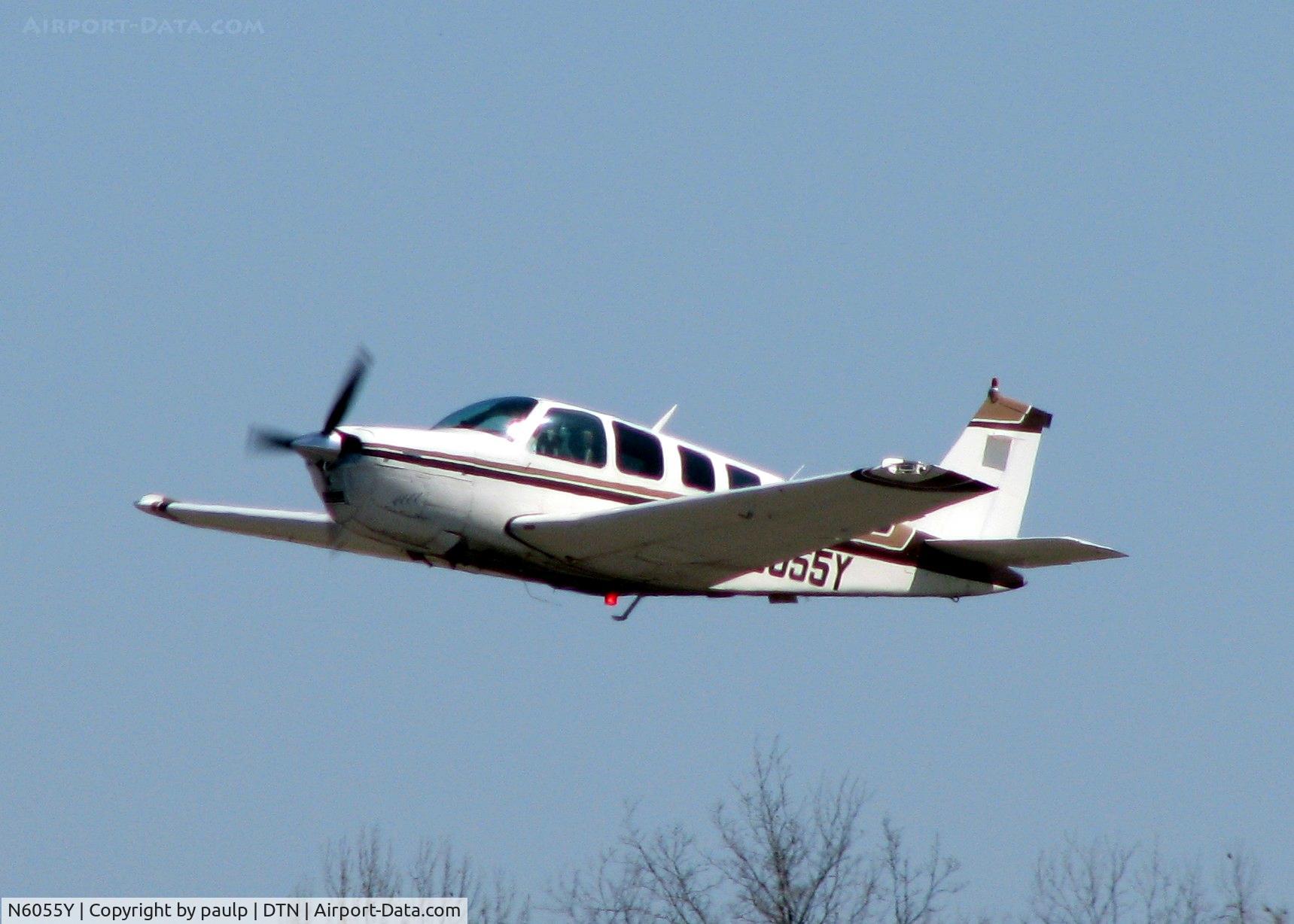 N6055Y, 1979 Beech A36 Bonanza 36 C/N E-1503, Off of runway 32 at Downtown Shreveport.