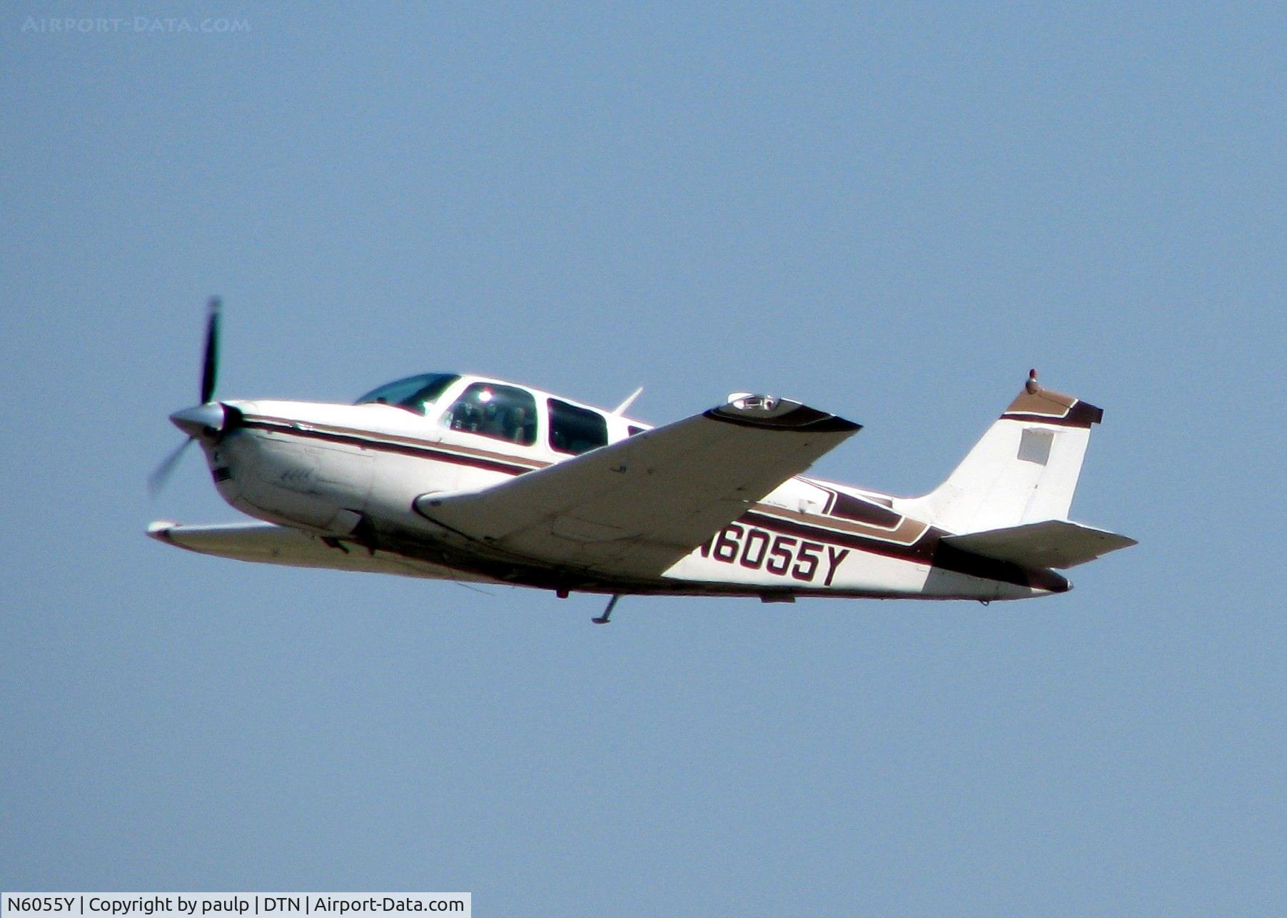 N6055Y, 1979 Beech A36 Bonanza 36 C/N E-1503, Off of runway 32 at Downtown Shreveport.