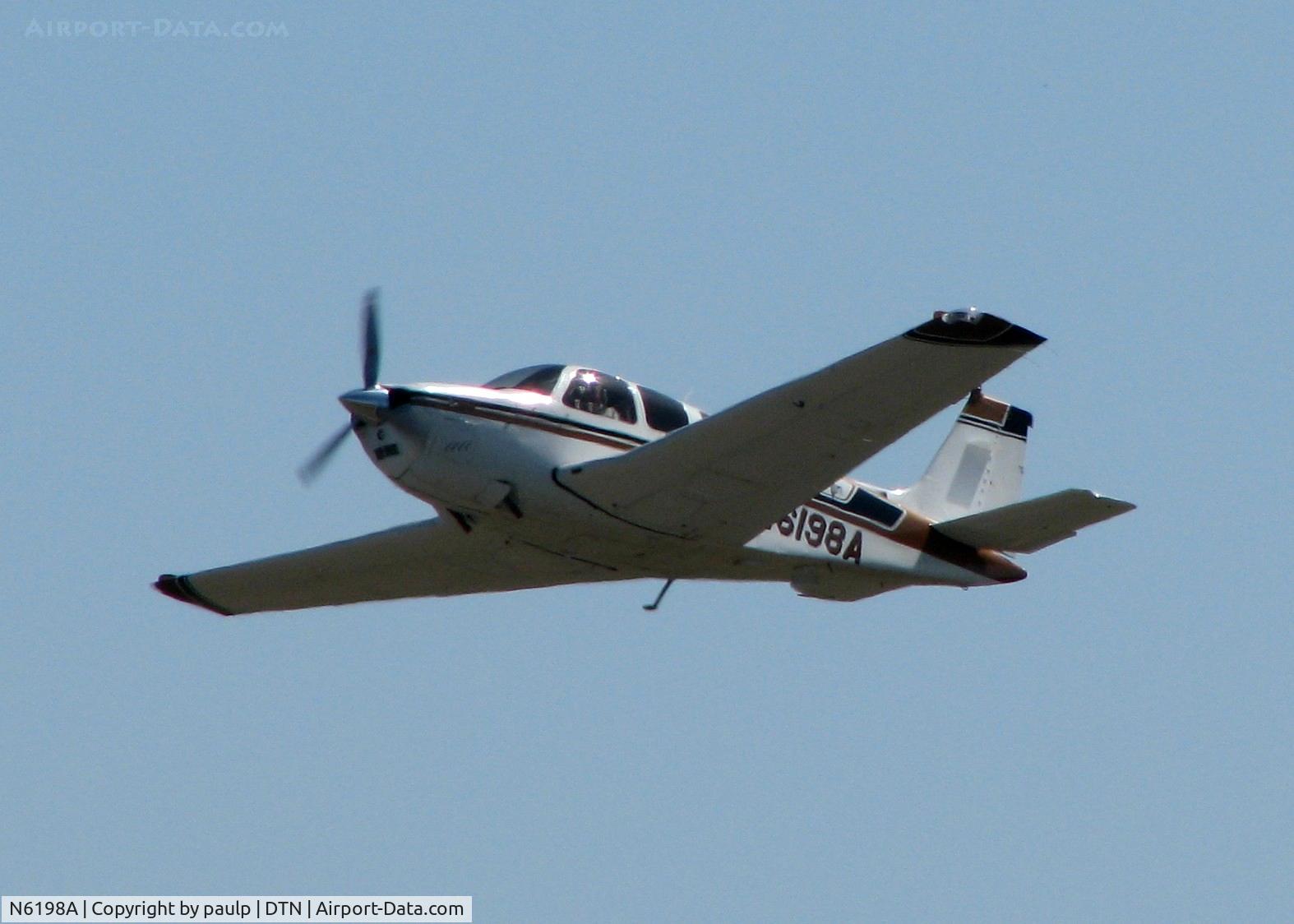 N6198A, 1981 Beech A36 Bonanza 36 C/N E-1976, Off of runway 32 at Downtown Shreveport.