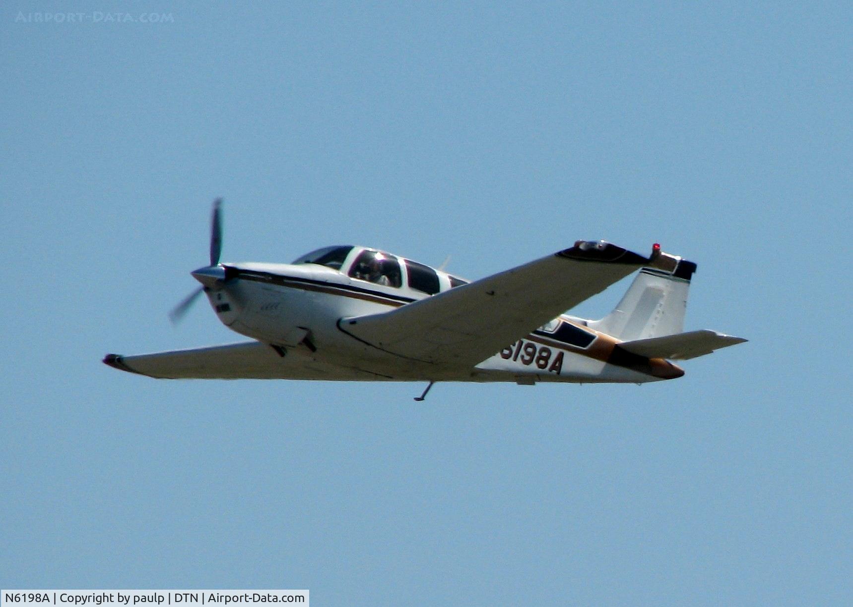 N6198A, 1981 Beech A36 Bonanza 36 C/N E-1976, Off of runway 32 at Downtown Shreveport.