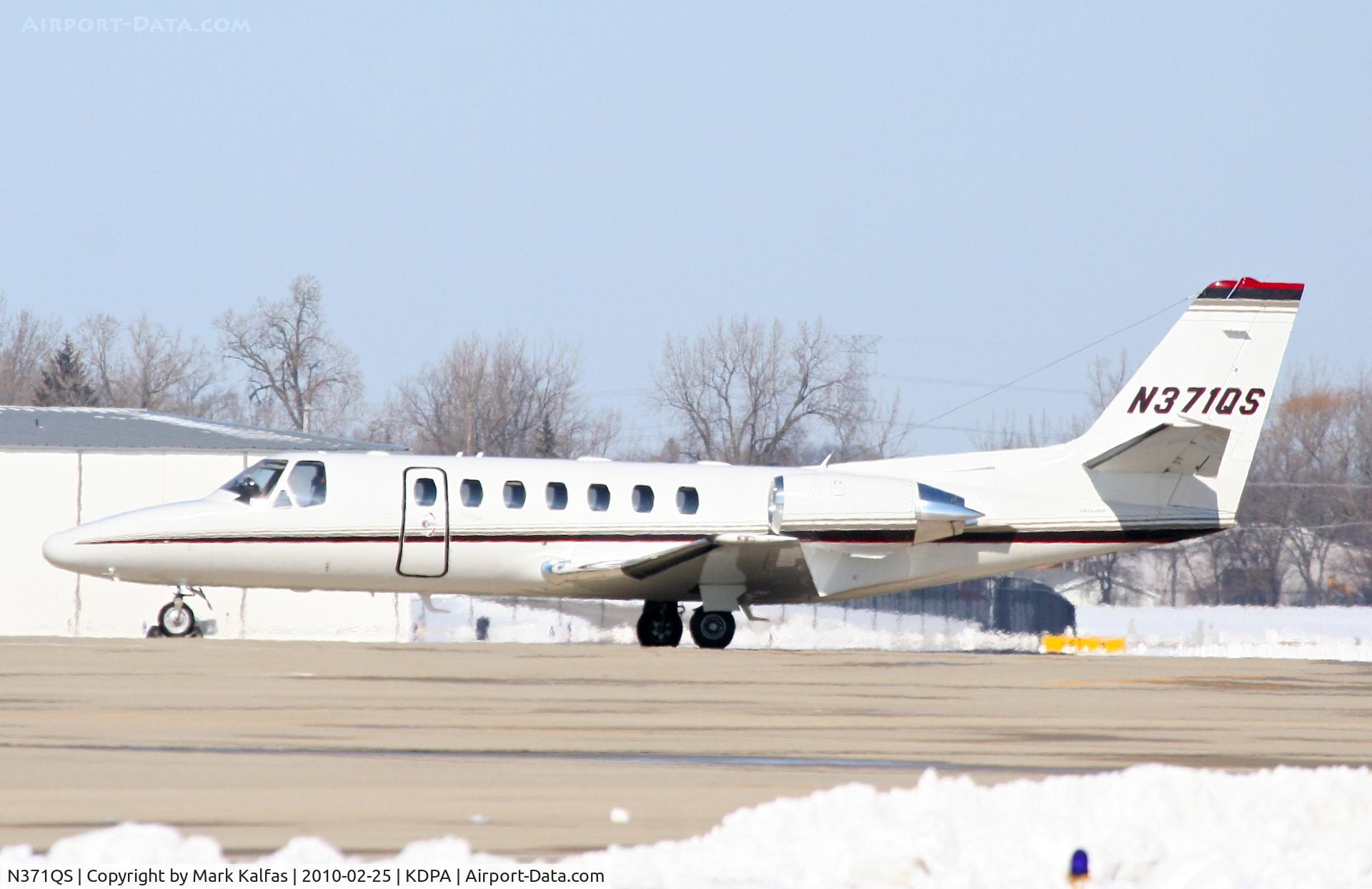 N371QS, 1998 Cessna 560 C/N 560-0471, NetJets Cessna 560, N371QS on the ramp KDPA after a quick trip down from KMKE to pick up its ride to KSAU.