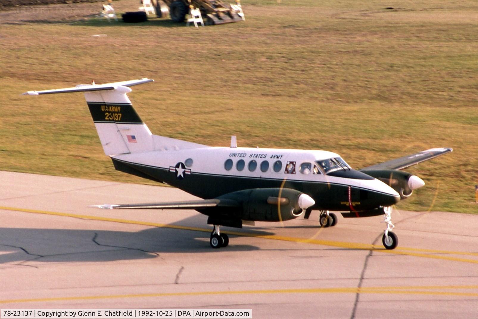 78-23137, Beech UC-12C Huron C/N BC-73, Taxiing by the control tower