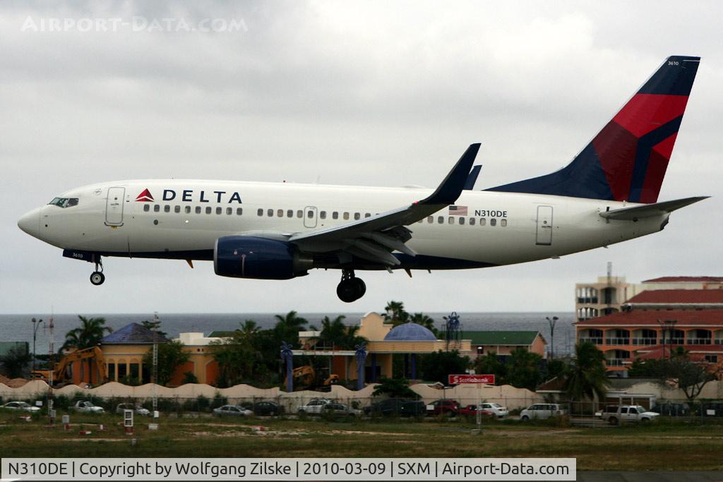 N310DE, Boeing 737-732 C/N 29665, visitor