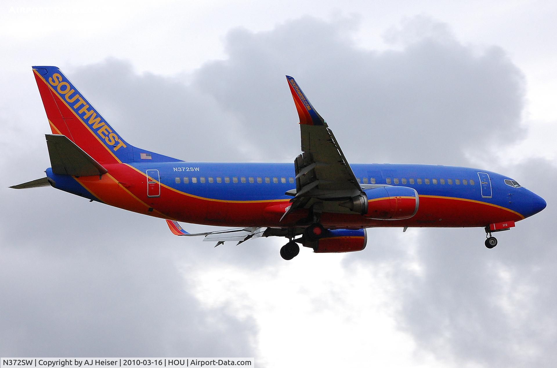 N372SW, 1993 Boeing 737-3H4 C/N 26599, Over the numbers rwy 12R