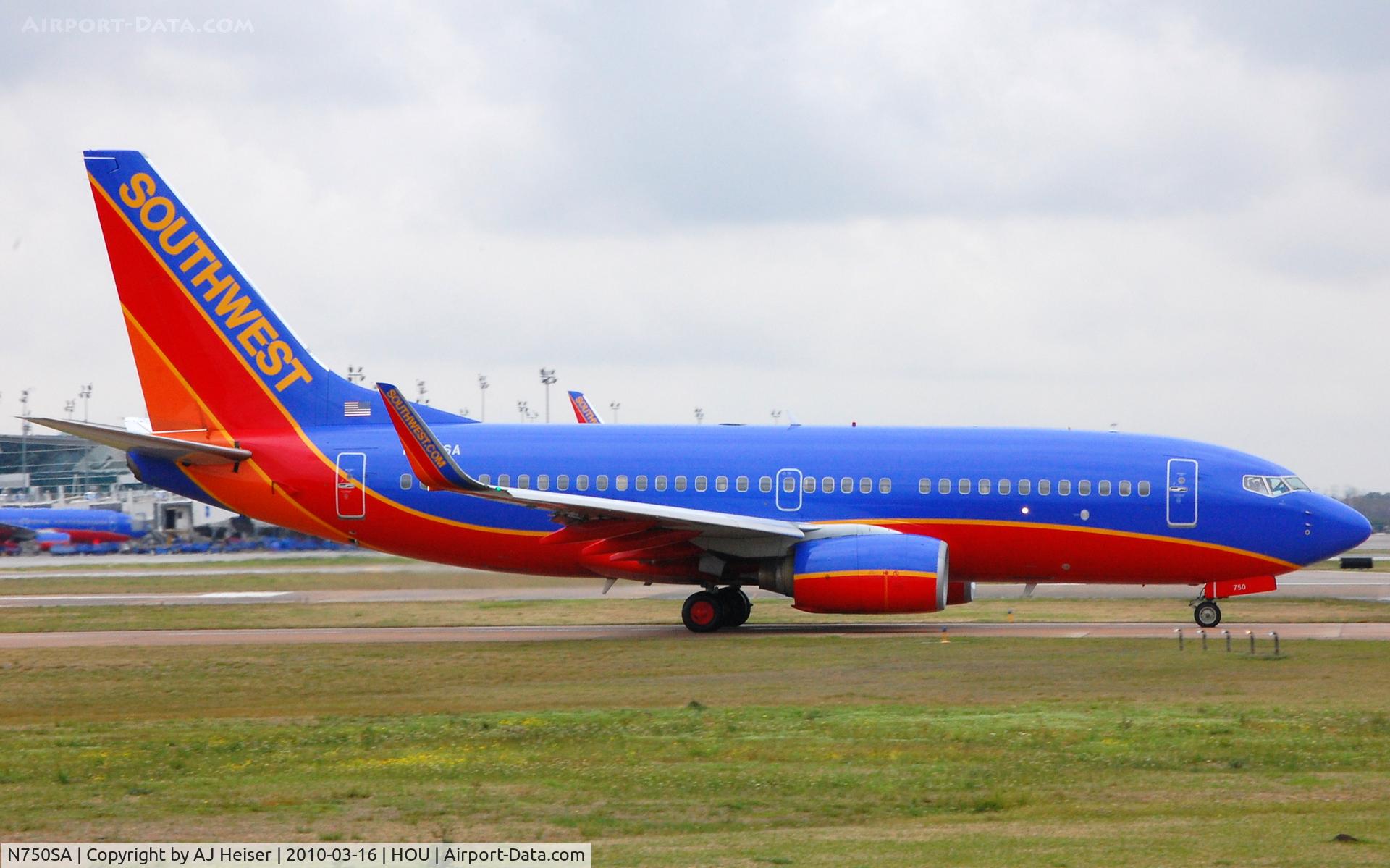 N750SA, 1999 Boeing 737-7H4 C/N 29802, Lining up for takeoff 12R