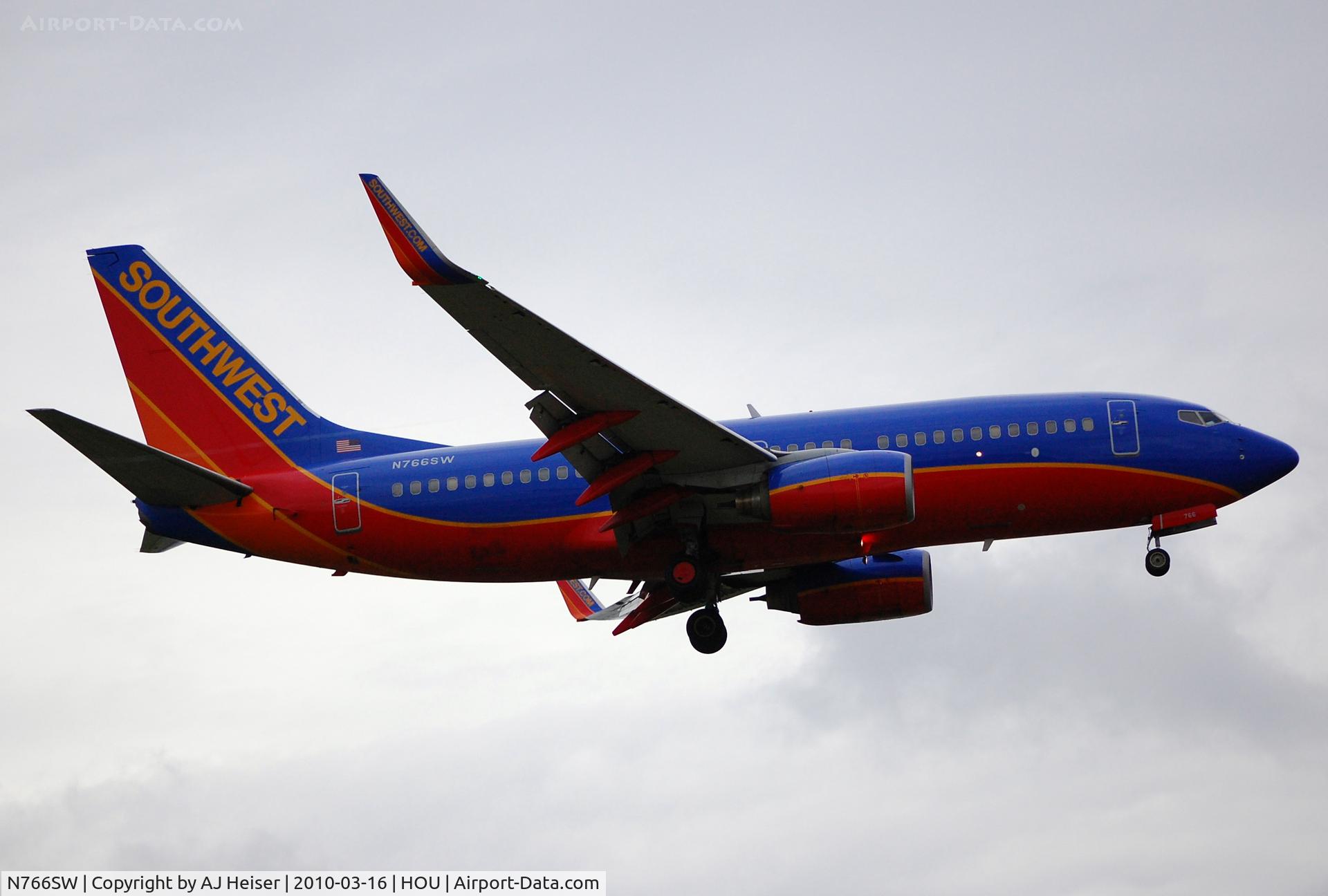 N766SW, 2000 Boeing 737-7H4 C/N 29806, Over the numbers rwy 12R