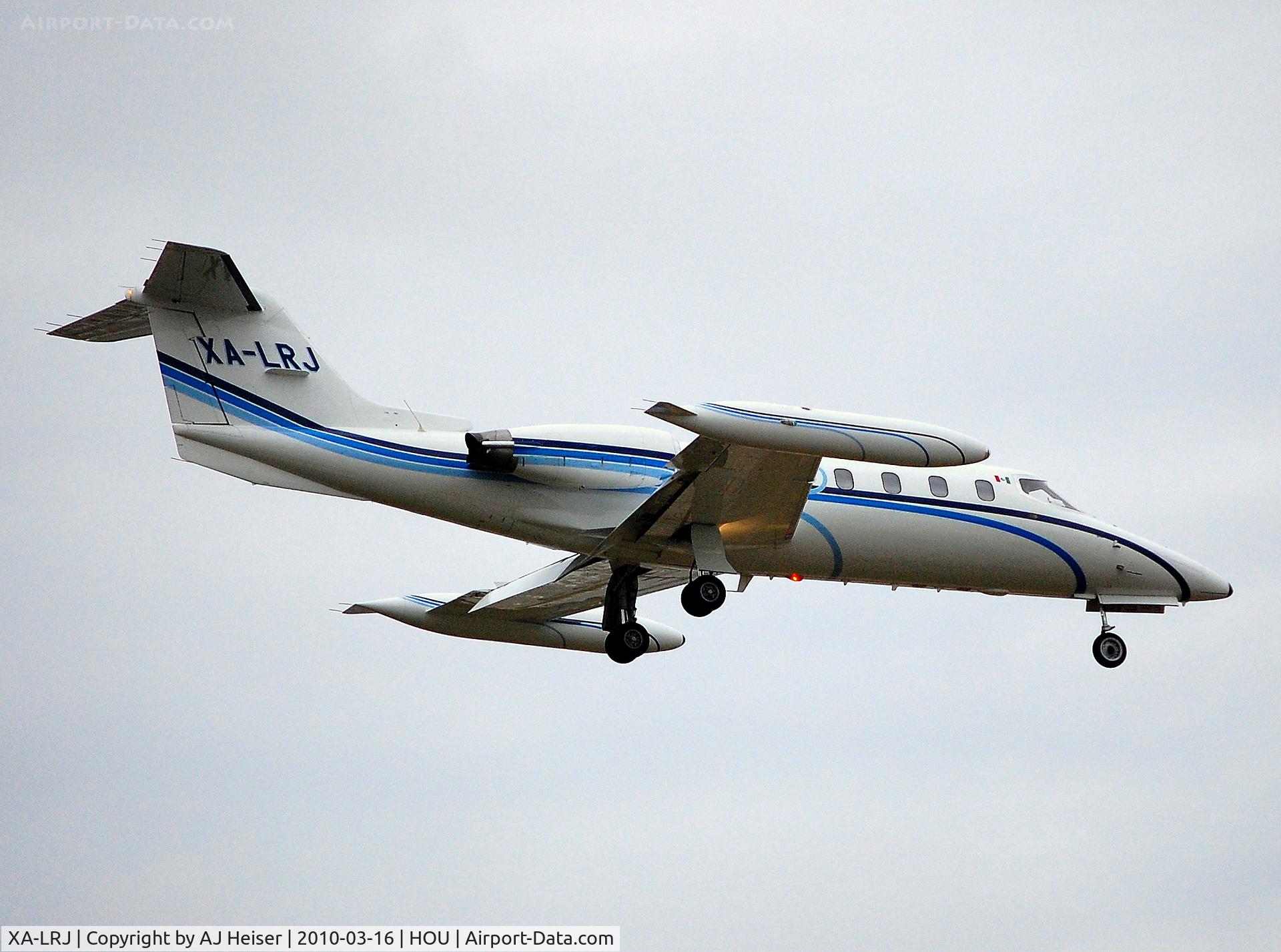 XA-LRJ, Gates Learjet 25D C/N 359, Over the numbers rwy 12R