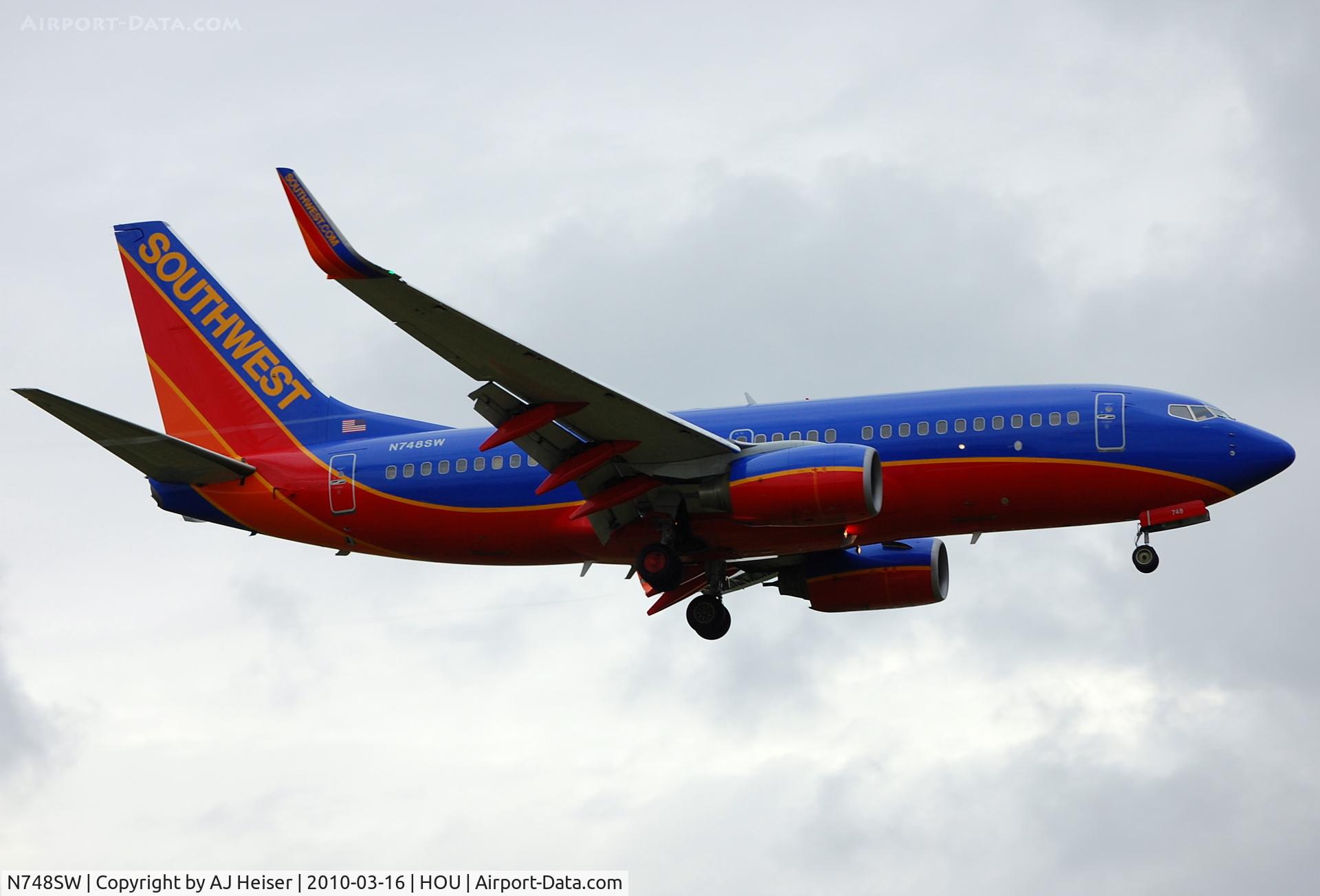 N748SW, 1999 Boeing 737-7H4 C/N 29800, Over the numbers rwy 12R