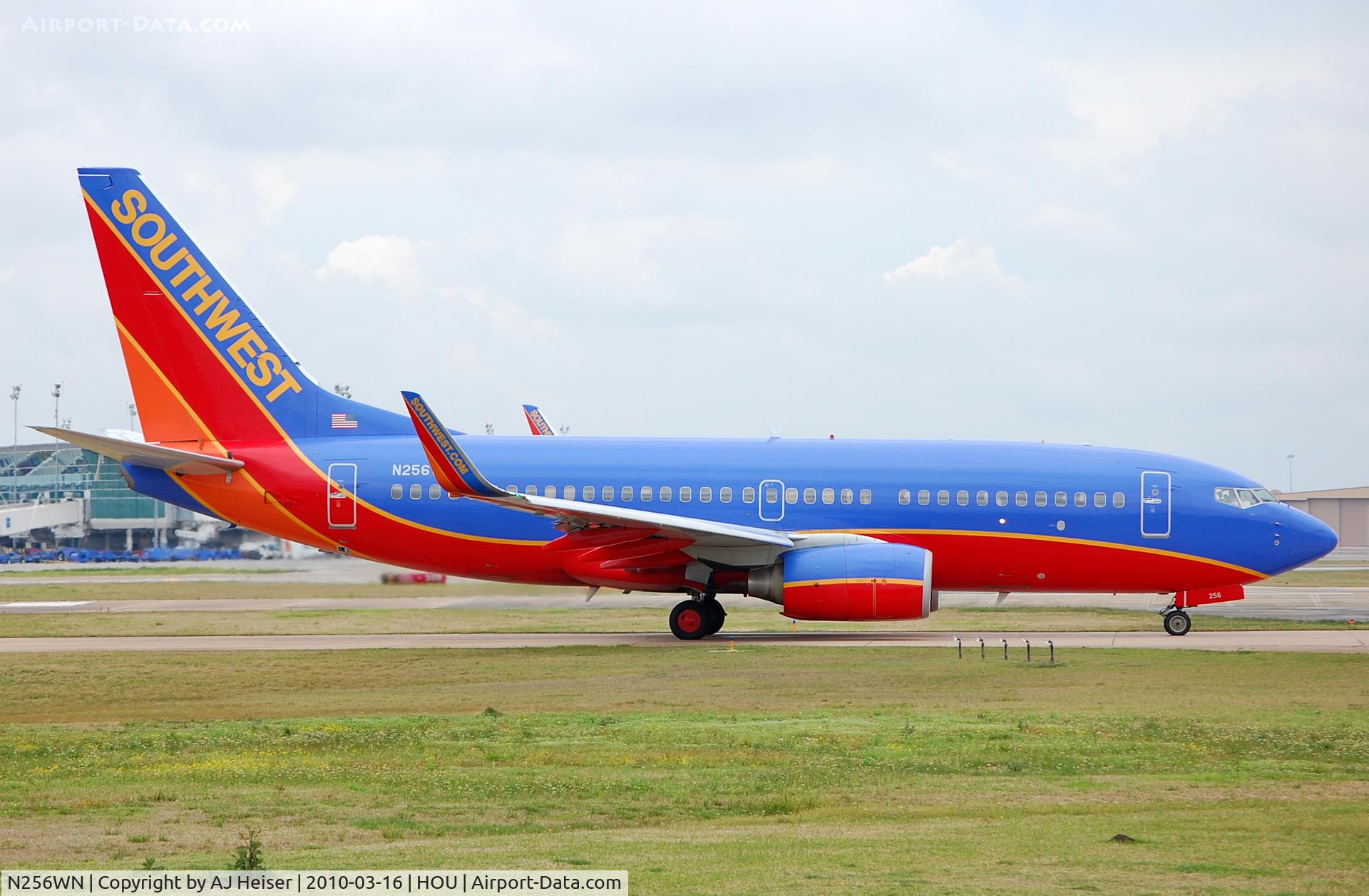 N256WN, 2006 Boeing 737-7H4 C/N 32514, Lining up for takeoff 12R