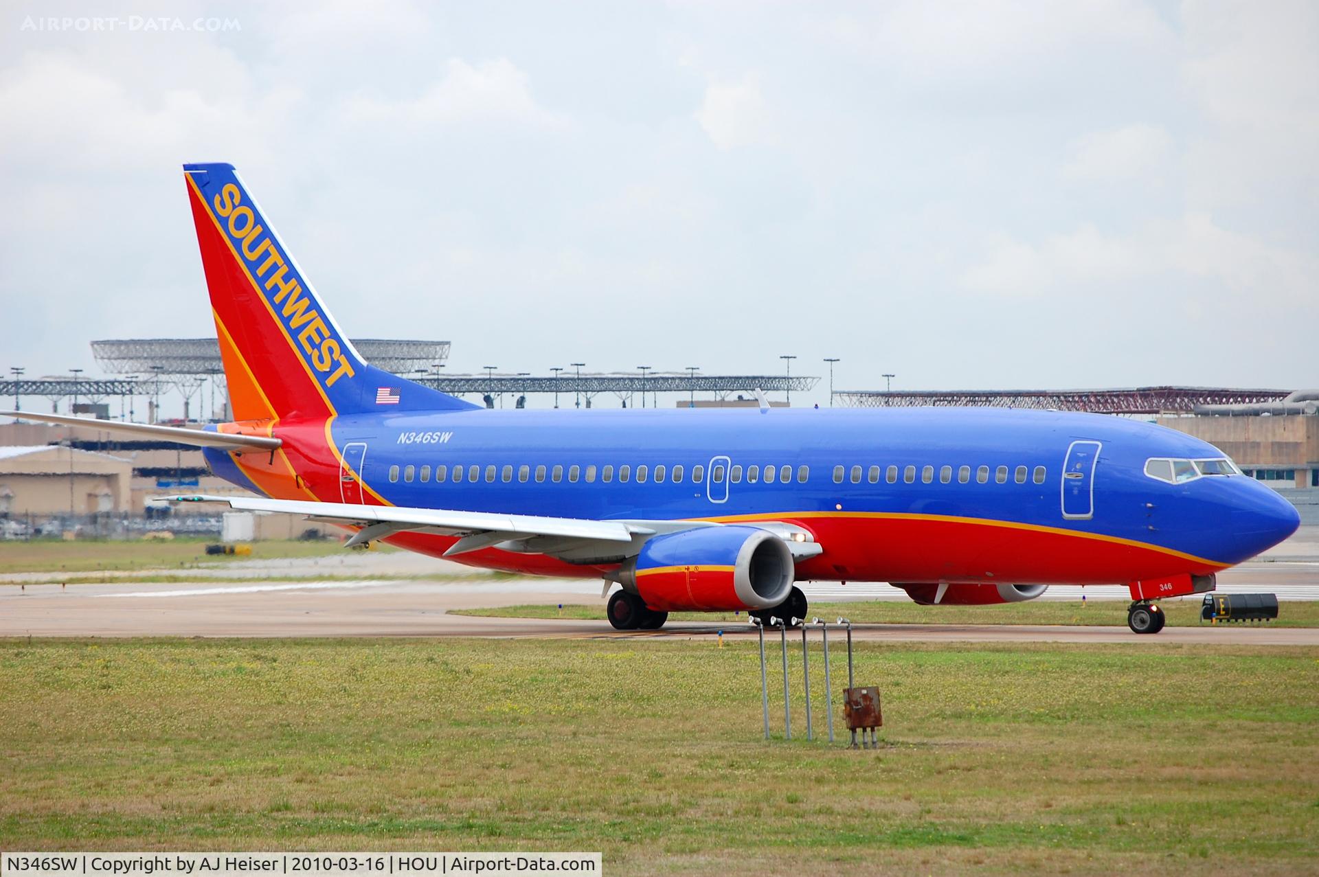 N346SW, 1989 Boeing 737-3H4 C/N 24153, Lining up for takeoff 12R