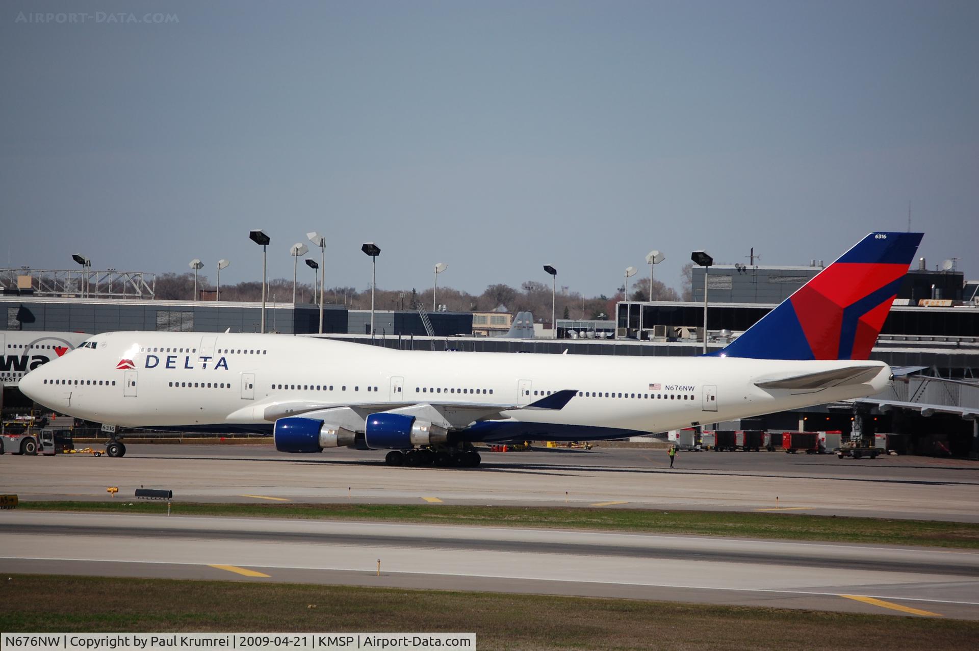 N676NW, 2002 Boeing 747-451 C/N 33002, Minneapolis International Airport