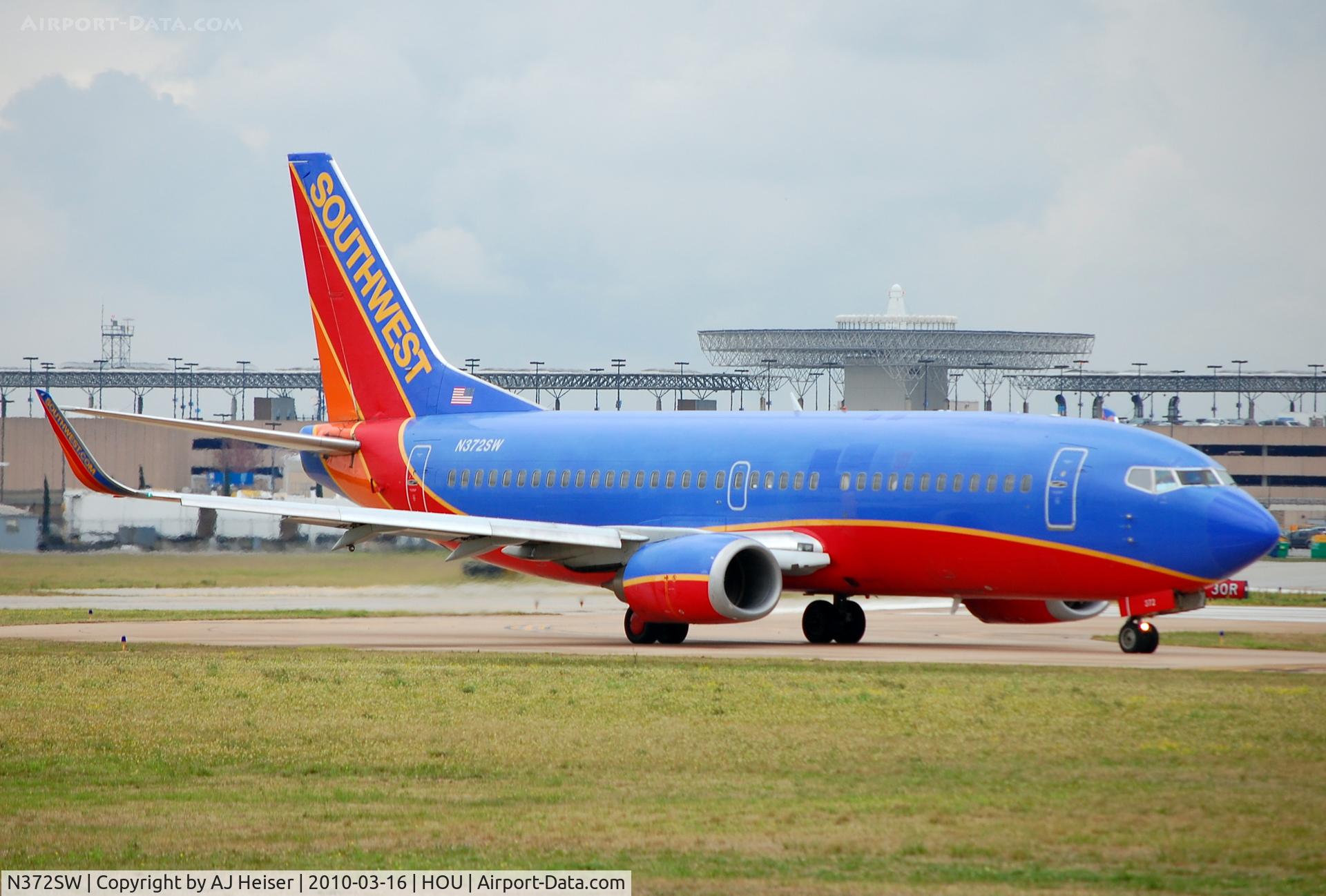 N372SW, 1993 Boeing 737-3H4 C/N 26599, Lining up for takeoff 12R