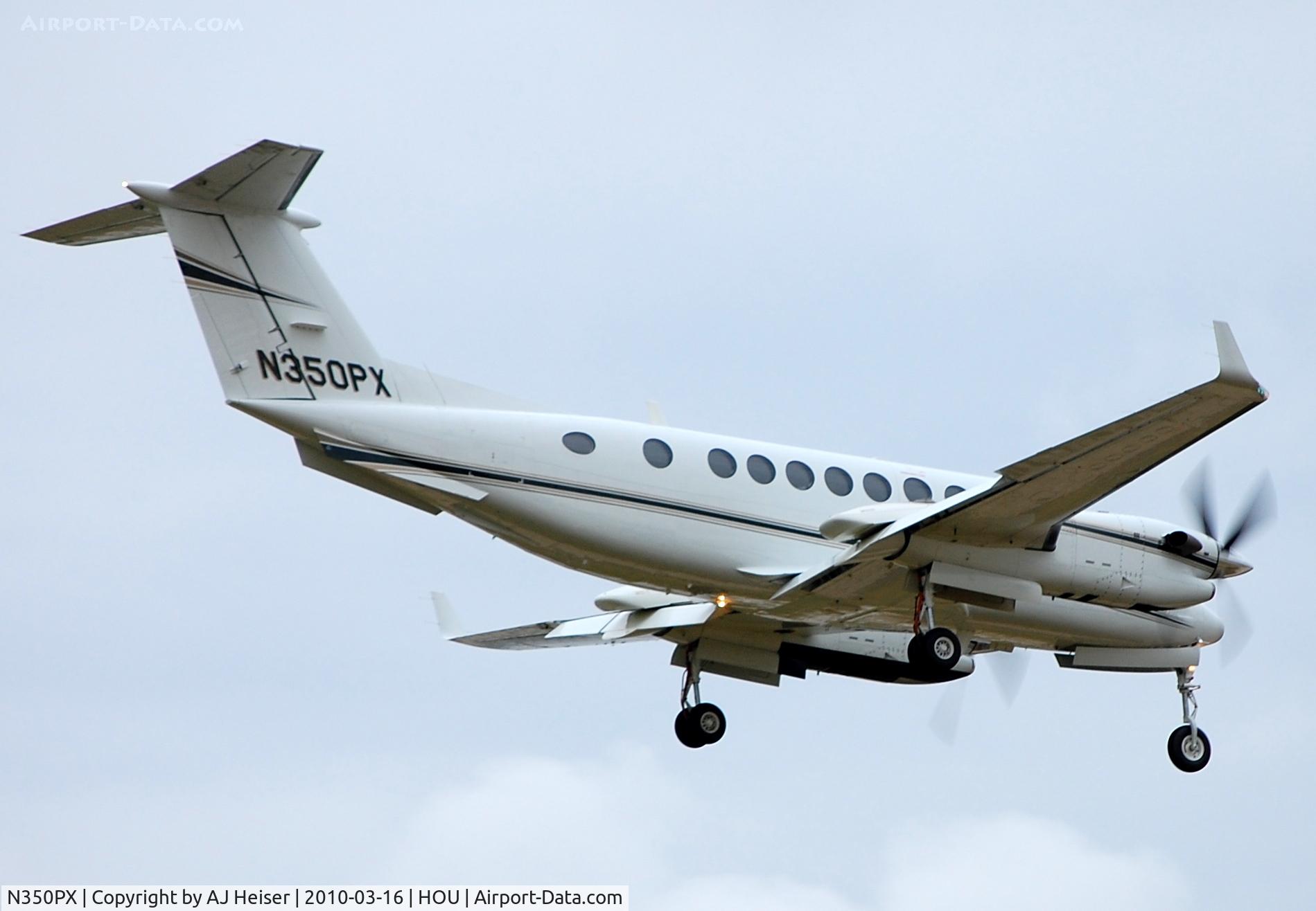 N350PX, 2007 Hawker Beechcraft 350 King Air (B300) C/N FL-560, Over the numbers rwy 12R