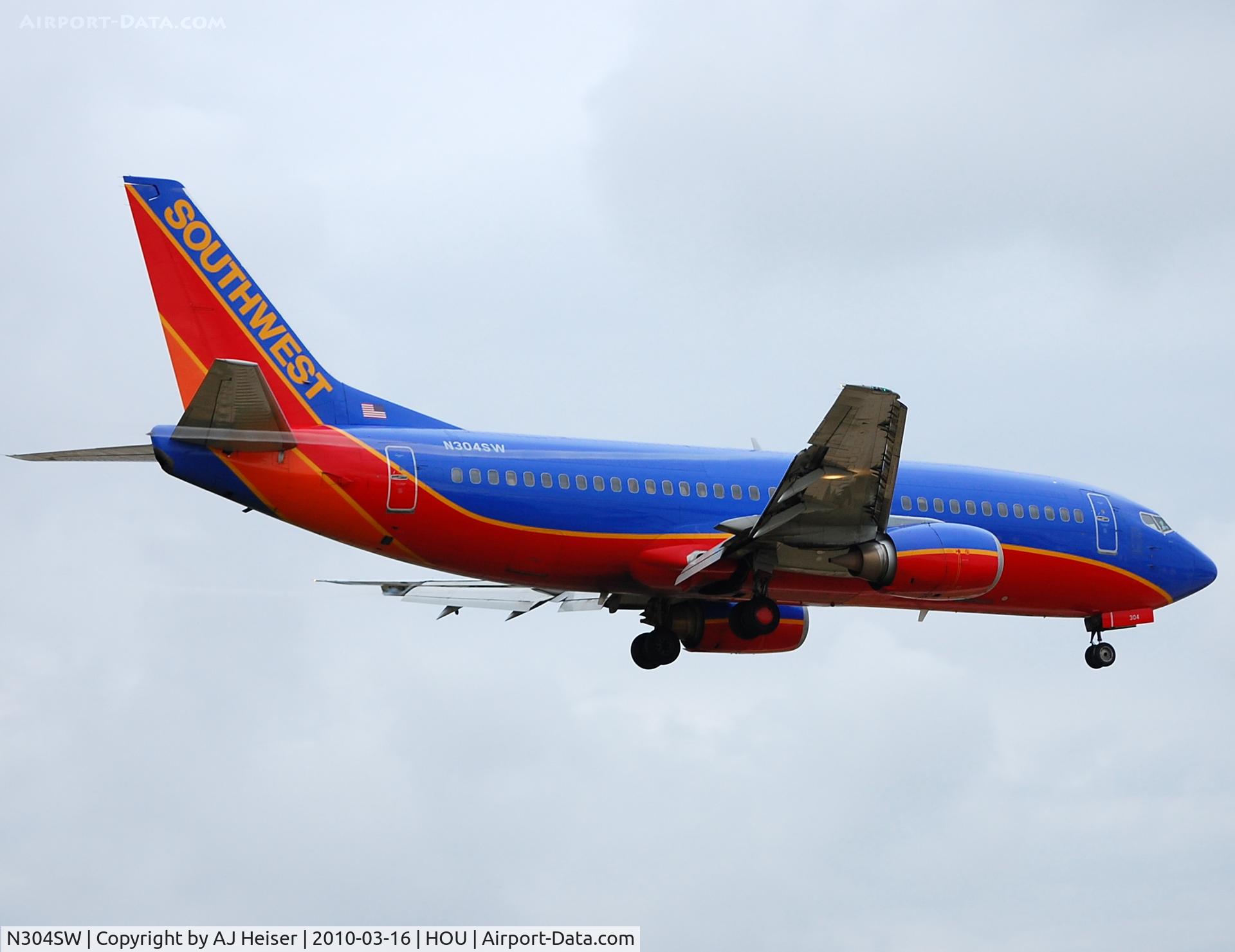 N304SW, 1985 Boeing 737-3H4 C/N 22944, Over the numbers rwy 12R
