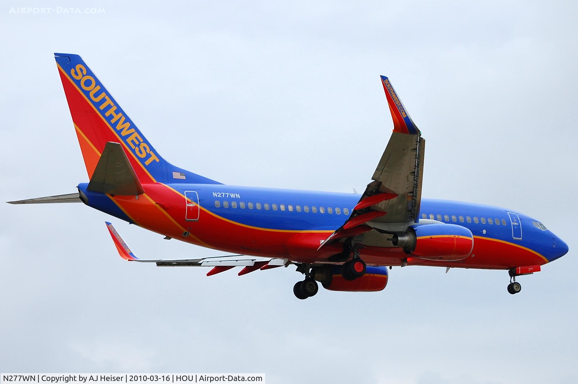 N277WN, 2007 Boeing 737-7H4 C/N 32531, Over the numbers rwy 12R