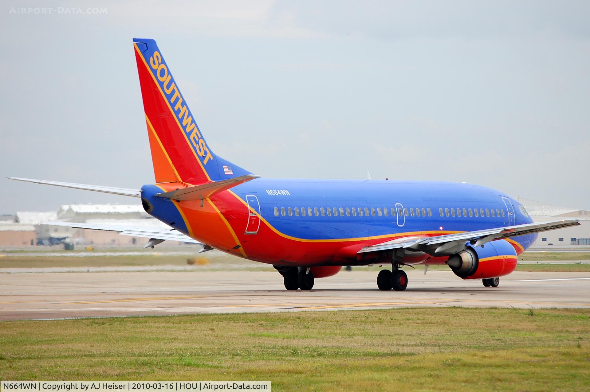N664WN, 1986 Boeing 737-3Y0 C/N 23495, Lining up for takeoff 12R