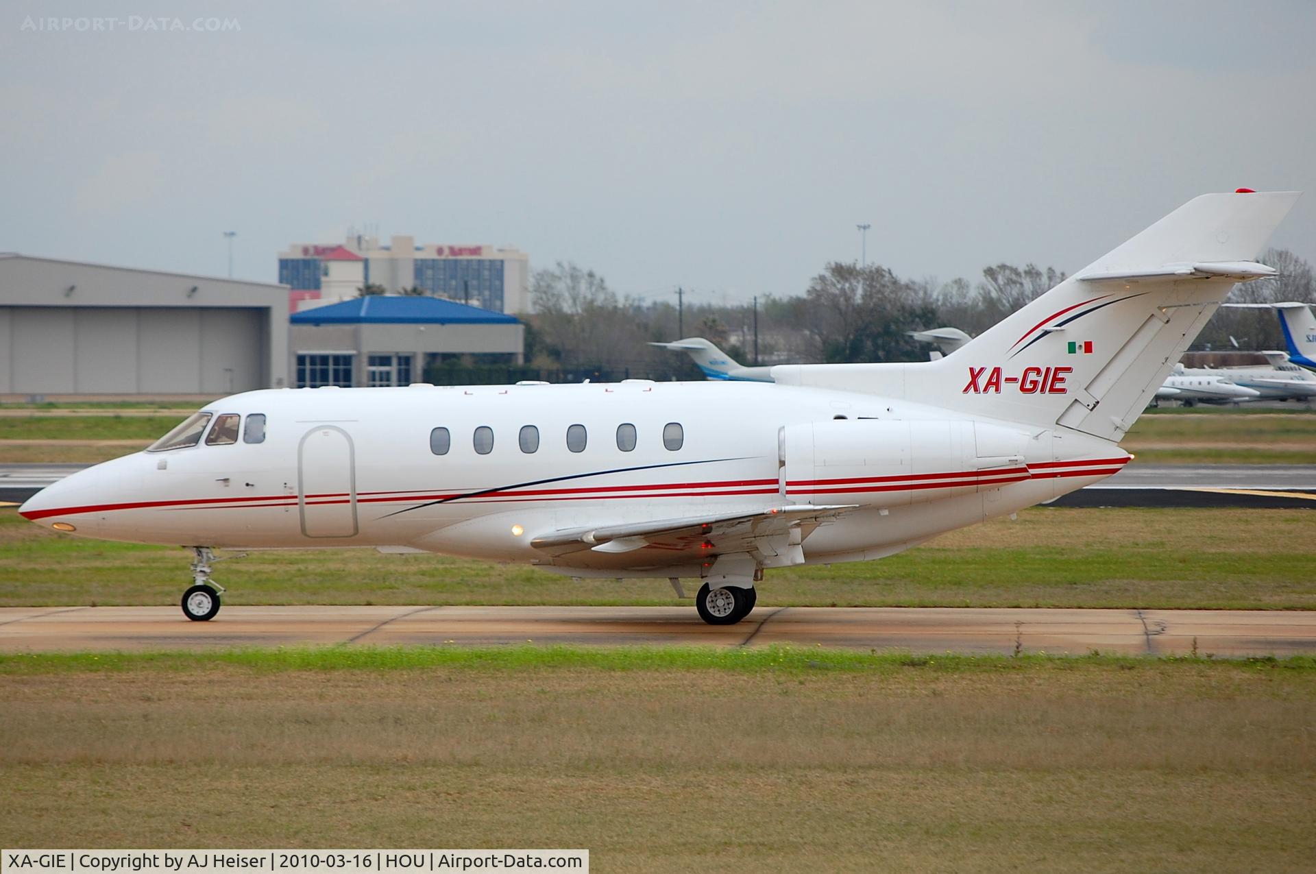 XA-GIE, 1997 Raytheon Hawker 800XP C/N 258302, Taxiing to park (Customs)
