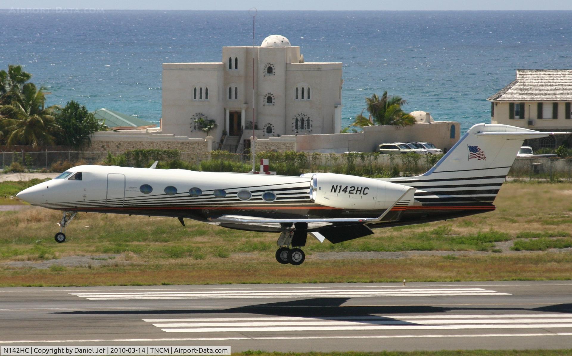 N142HC, 2004 Gulfstream Aerospace GIV-X (G450) C/N 4007, Priester N142HC landing at TNCM