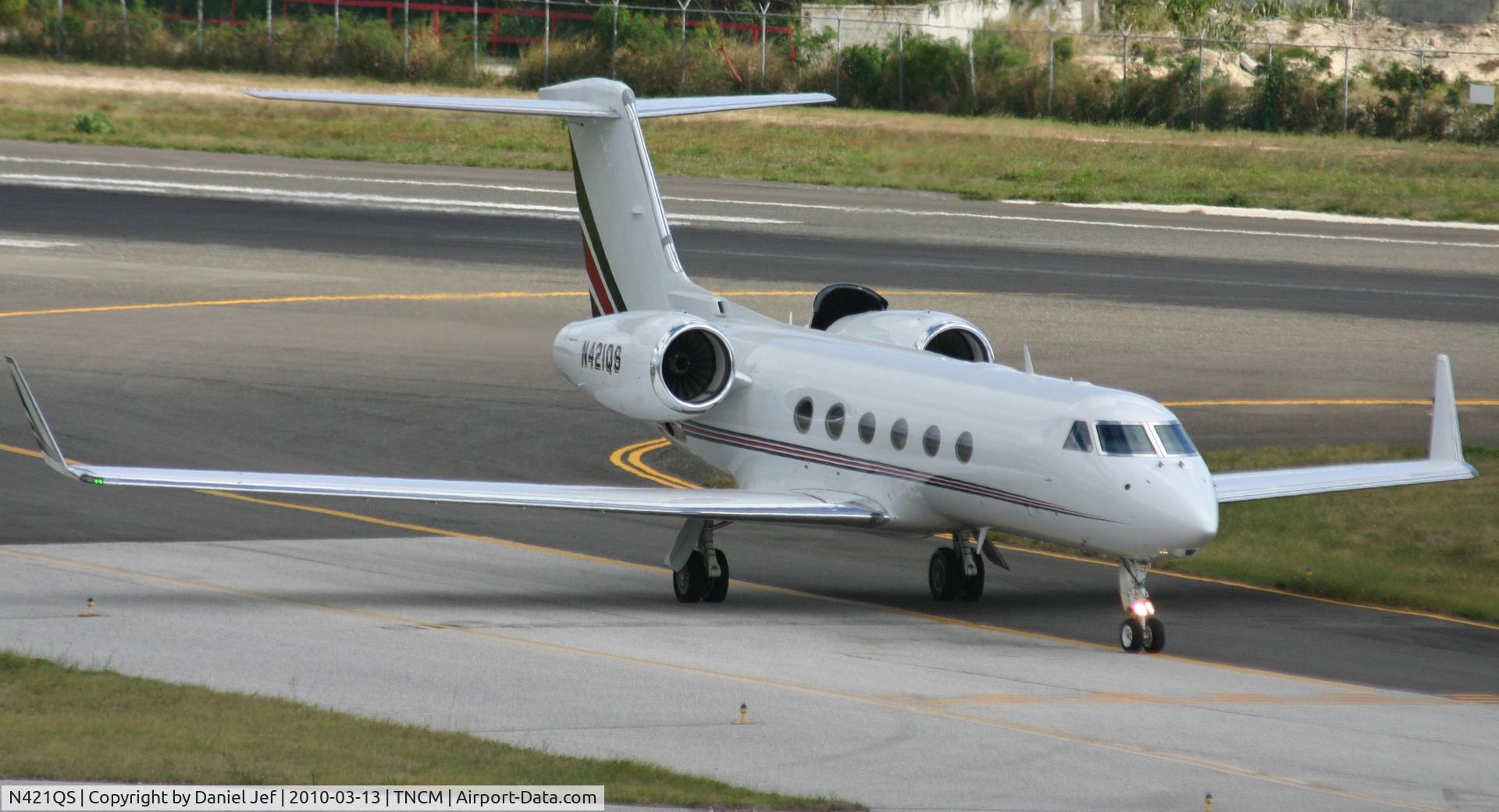 N421QS, 2008 Gulfstream Aerospace GIV-X (G450) C/N 4114, N421QS taxing via bravo to Alpha