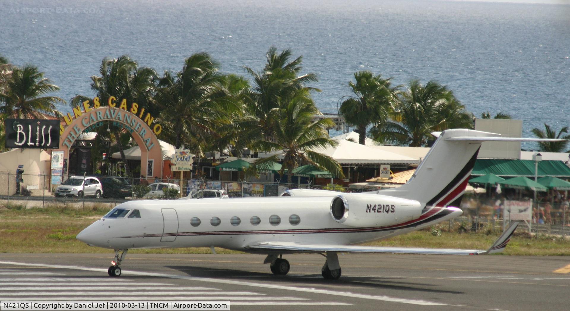 N421QS, 2008 Gulfstream Aerospace GIV-X (G450) C/N 4114, N421QS at the tresh hold to depart