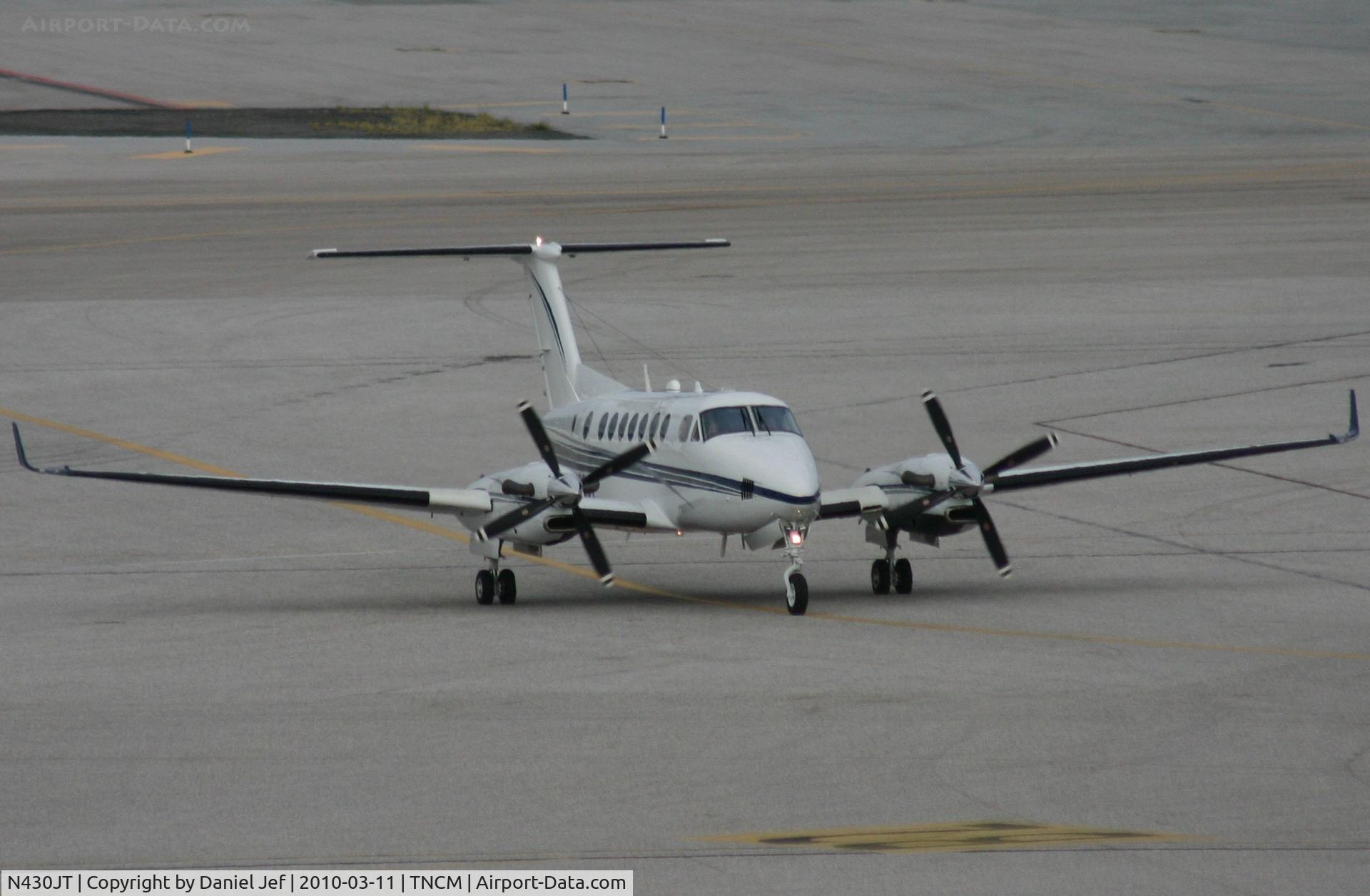 N430JT, 1991 Beech B300C King Air C/N FM-3, N430JT taxing on the main ramp at TNCM