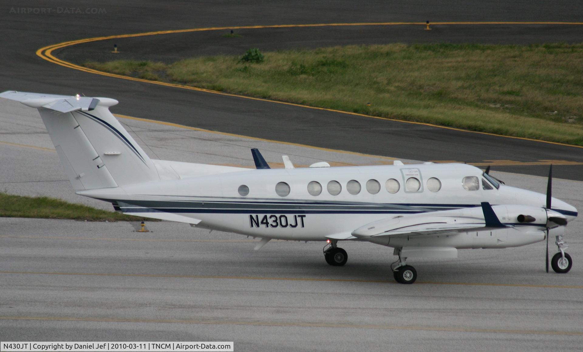 N430JT, 1991 Beech B300C King Air C/N FM-3, N430JT taxing to the holding point Bravo