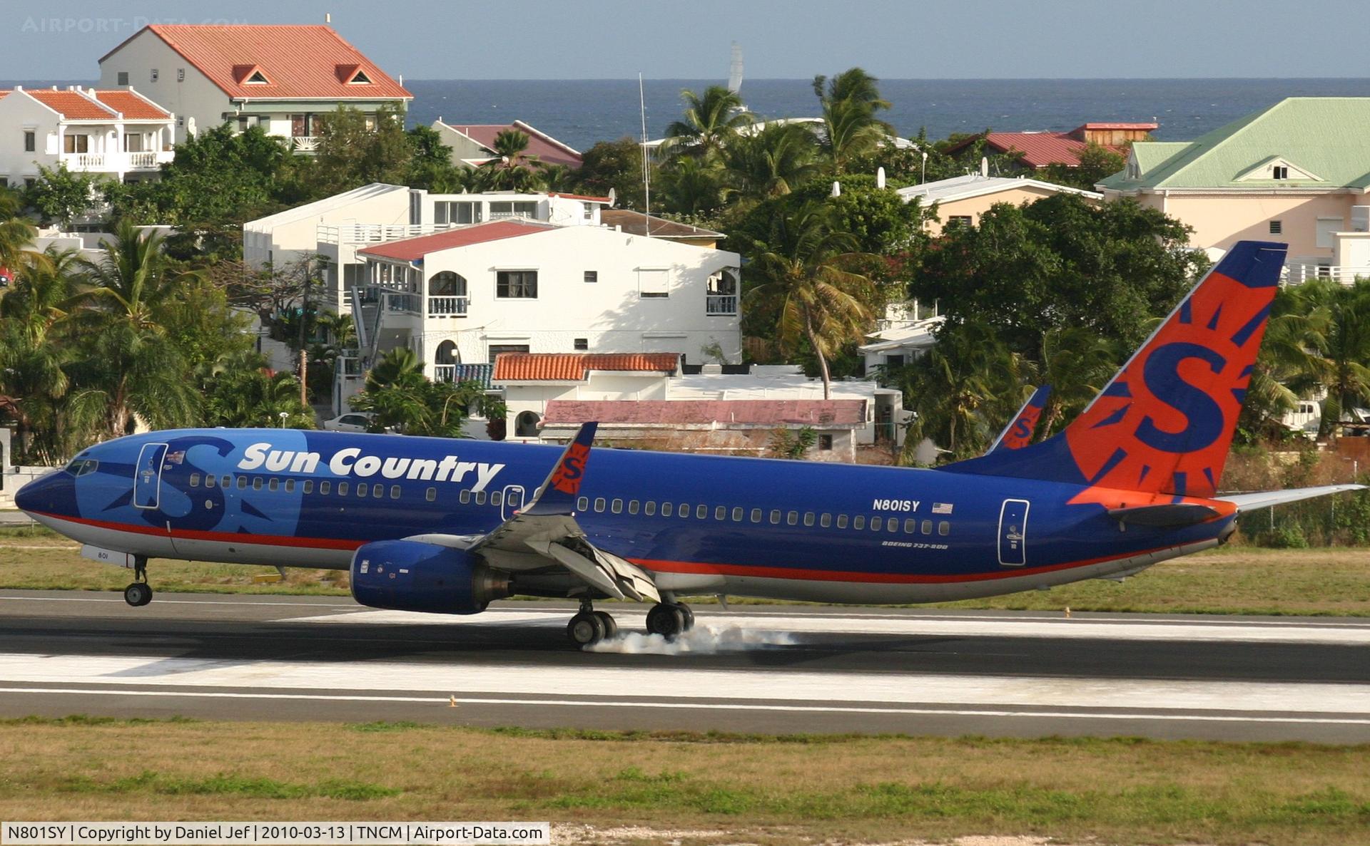 N801SY, 2001 Boeing 737-8Q8 C/N 30332, Sun country N801SY landing at TNCM